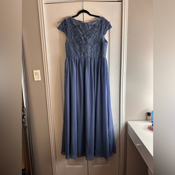 Lace top formal dress - Picture 4 of 6